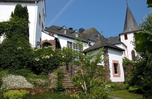 Kronenburg House | Romantic double room superior - Burghaus and Villa Kronenburg
