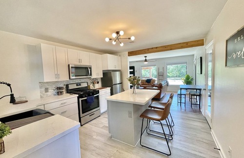 San Marcos House | Romantic Farmhouse w hot tub, DT SM 5 min