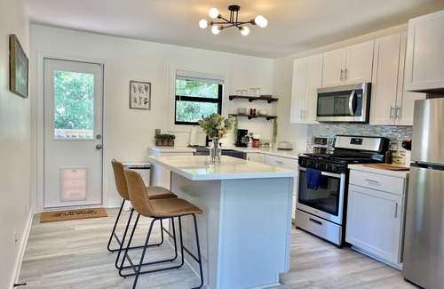 San Marcos House | Romantic Farmhouse w hot tub, DT SM 5 min