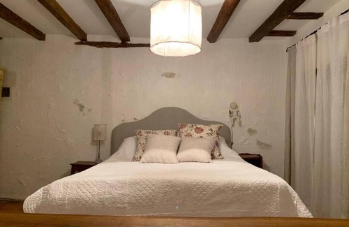 La Fontaine-Saint-Martin Ski Chalet | Romantic anciens cottage in a beautiful park