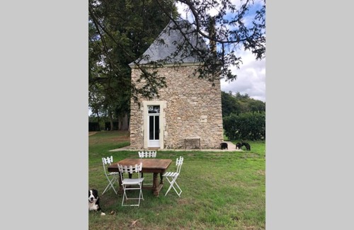 La Fontaine-Saint-Martin Ski Chalet | Romantic anciens cottage in a beautiful park
