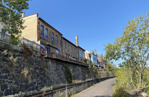 East Hillside Apartment | Romantic Freya 1 Bedroom, Lakeview + Free Parking