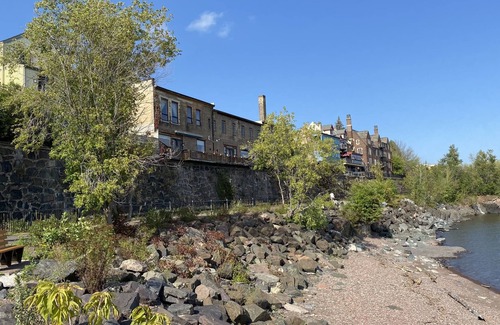 East Hillside Apartment | Romantic Freya 1 Bedroom, Lakeview + Free Parking