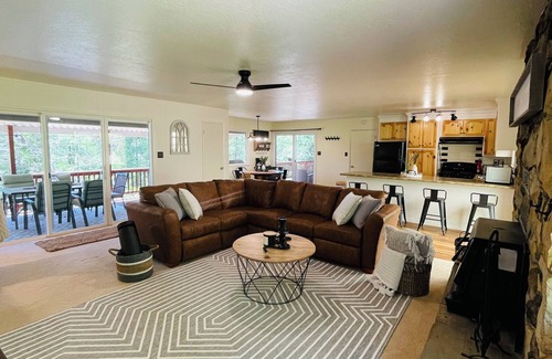 Arnold House | Romantic Getaway Near Lakes + Private Hot Tub