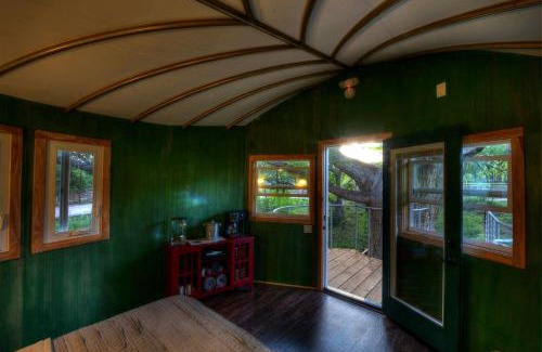 Spicewood House | Romantic Getaways in Fully-Equipped Tree House Rental in Spicewood, Texas