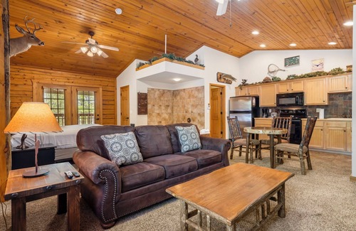 Branson Theater District Cabin | Romantic Hideaway Walk-in Cabin for Two - Fireplace & Whirlpool Tub