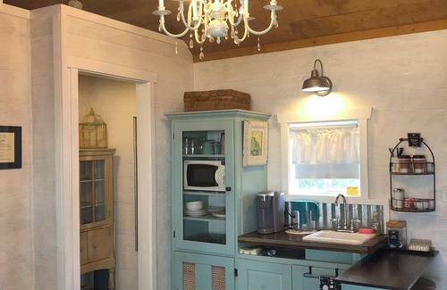 Dripping Springs Cottage | Romantic Hill Country Cottage! Perfect country location but minutes from town.