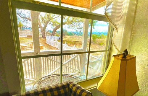 Dripping Springs Cottage | Romantic Hill Country Cottage! Perfect country location but minutes from town.