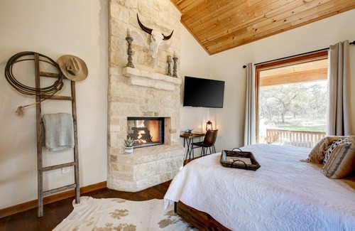Hondo House | Romantic Hill Country Cottage Tiny Home | Luxury Retreat ~ Hot Tub ~ King Bed