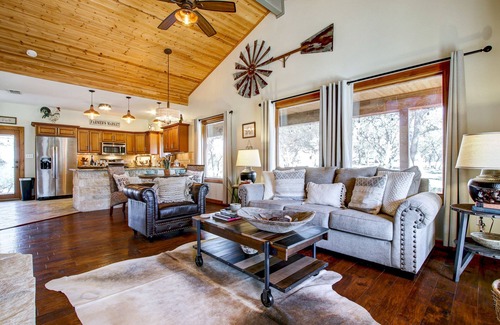 Hondo House | Romantic Hill Country Cottage Tiny Home | Luxury Retreat ~ Hot Tub ~ King Bed