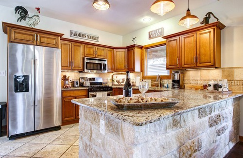 Hondo House | Romantic Hill Country Cottage Tiny Home | Luxury Retreat ~ Hot Tub ~ King Bed