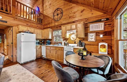 Townsend Cabin | Romantic, Hot Tub, Game Room, walk to bike path