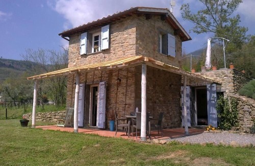 San Quirico House | Romantic house with swimming pool, wi-fi, walled garden in the green