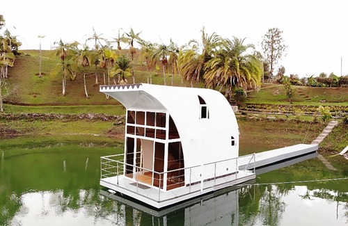 Guatape Boat Rental | Romantic houseboat in nature and enjoy the simplicity of this quiet accommodatio