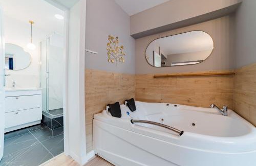 Busteni Apartment | Romantic Jacuzzi Zamora Apartments -Adults Only