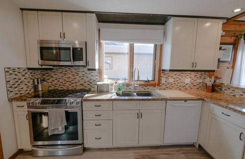 Chestermere Cottage | Romantic Lake Side Cottage 20 Minutes from Calgary