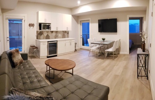 McKinley House | Romantic Lake View in Kelowna