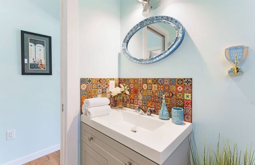 Christina Lake House | Romantic Lakefront Home with Jacuzzi, AC and Sauna