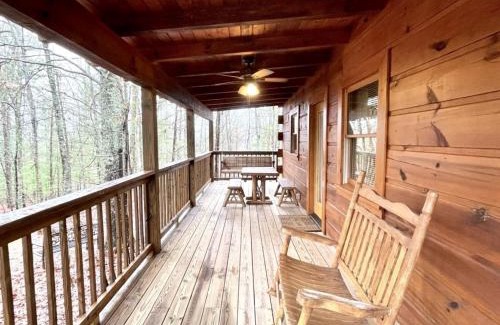 Tellico Plains House | Romantic Laurel Wood Home with Private Hot Tub