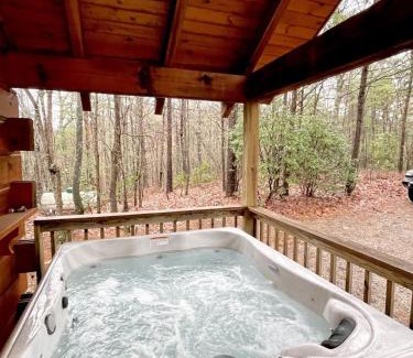 Tellico Plains House | Romantic Laurel Wood Home with Private Hot Tub