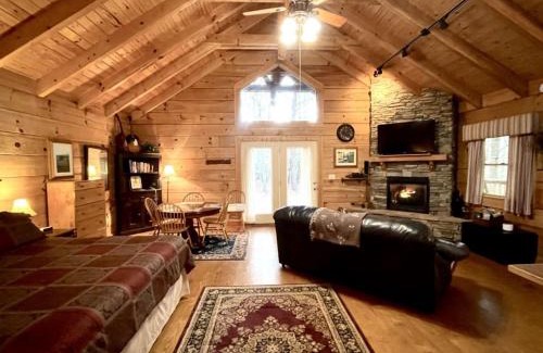 Tellico Plains House | Romantic Laurel Wood Home with Private Hot Tub