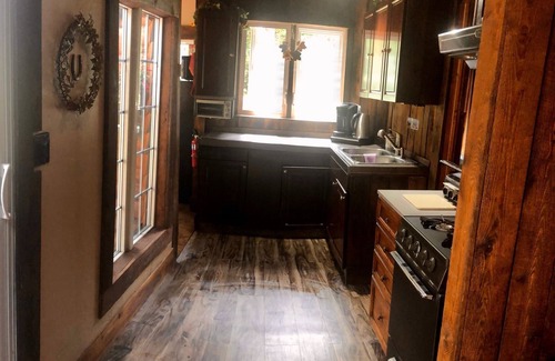 Sutton Cabin | Romantic Log Cabin in the Woods - Hot Tub under the Stars -80 km's from CN Tower