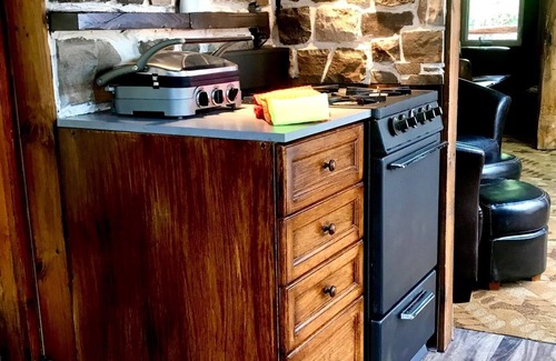 Sutton Cabin | Romantic Log Cabin in the Woods - Hot Tub under the Stars -80 km's from CN Tower