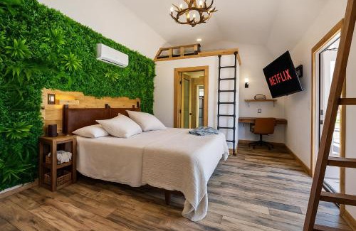 Wimberley House | Romantic Luxury stay w Sauna, Pool & Amenities on 10 acres