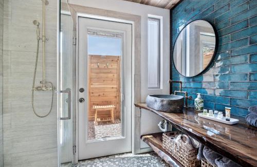 Wimberley House | Romantic Luxury stay w Sauna, Pool & Amenities on 10 acres