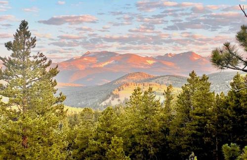 Black Hawk House | Romantic Mountain Cabin for 2