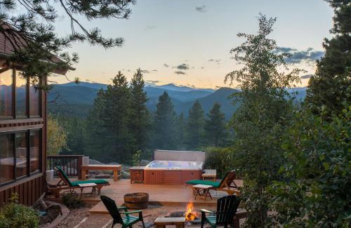 Black Hawk House | Romantic Mountain Cabin for 2