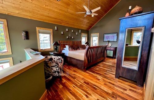 Black Hawk House | Romantic Mountain Cabin for 2