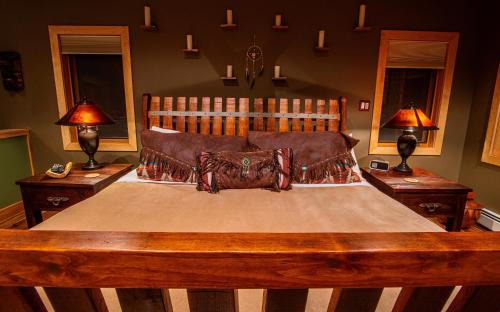 Black Hawk House | Romantic Mountain Cabin for 2