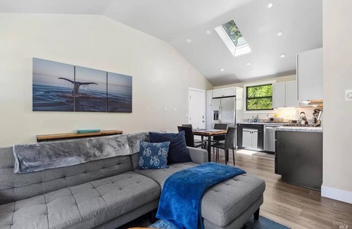 Anchor Bay House | Romantic newly renovated beach cottage