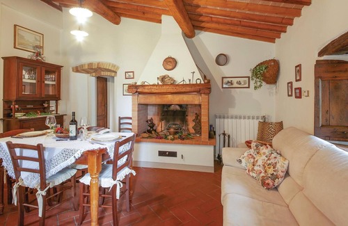 Montecalvoli House | Romantic part of a semi-detached house in an old mill 3 km from Lorenzana, in the countryside around