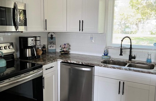 Marthas Vineyard House | ROMANTIC, PRIVACY, PARADISE, Free KAYAK - Renovated WATERFRONT with WIFI -HUDSON