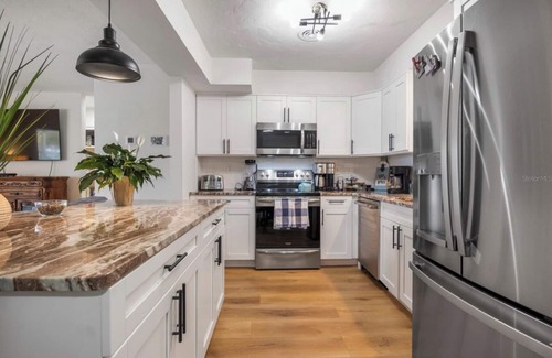 Marthas Vineyard House | ROMANTIC, PRIVACY, PARADISE, Free KAYAK - Renovated WATERFRONT with WIFI -HUDSON