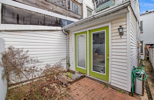 Canton House | Romantic Rowhome, pet friendly + 6 minutes walk from Patterson Park