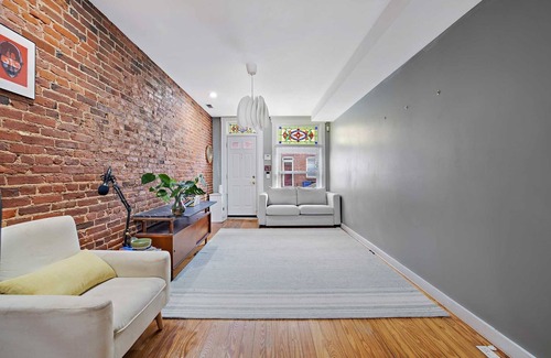 Canton House | Romantic Rowhome, pet friendly + 6 minutes walk from Patterson Park
