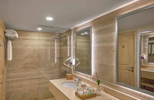 Port Ghalib Hotel | Romantic Seaside Room with Balcony Overlooking the Red Sea - with Breakfast