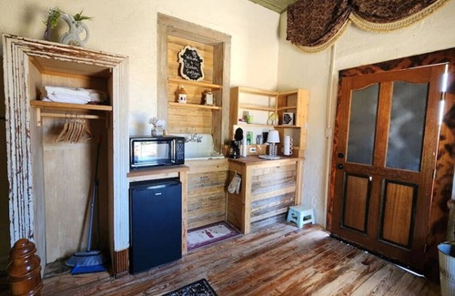 Waxahachie House | Romantic Stone Cottage Getaway