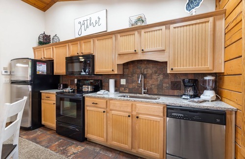 Branson Theater District Cabin | Romantic Studio Cabin with Fireplace & Wooded Deck