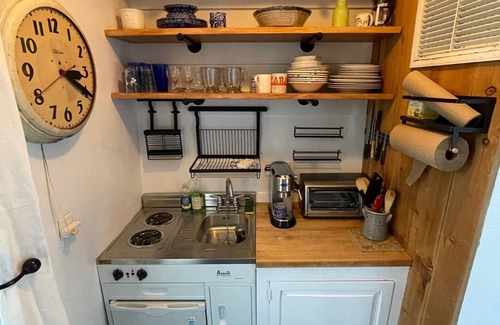Sag Harbor Apartment | Romantic Studio Cottage, Walk to Town