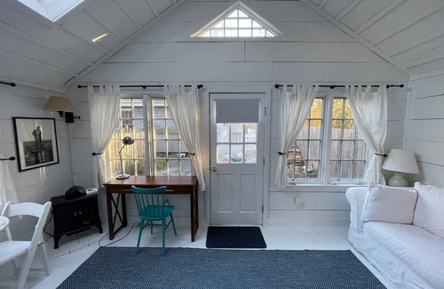 Sag Harbor Apartment | Romantic Studio Cottage, Walk to Town