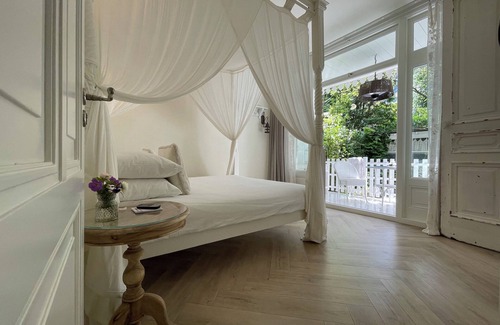 Hoofddorppleinbuurt Bed & Breakfast | Romantic Suite with Private Veranda in Historic Canalside House at Vondelpark