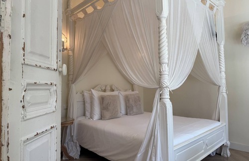 Hoofddorppleinbuurt Bed & Breakfast | Romantic Suite with Private Veranda in Historic Canalside House at Vondelpark