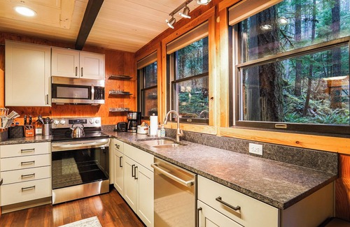 Glacier House | Romantic Treetop Cabin near Mt Baker - Perfect Couples Hideaway with private hot Tub and Fireplace