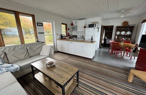 Picton Cottage | Romantic waterfront cottage spectacular sunsets