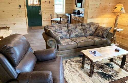 Millersburg Apartment | Romantic Waterview Lodge Suite w/Hot Tub