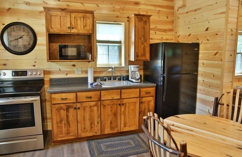 Millersburg Apartment | Romantic Waterview Lodge Suite w/Hot Tub